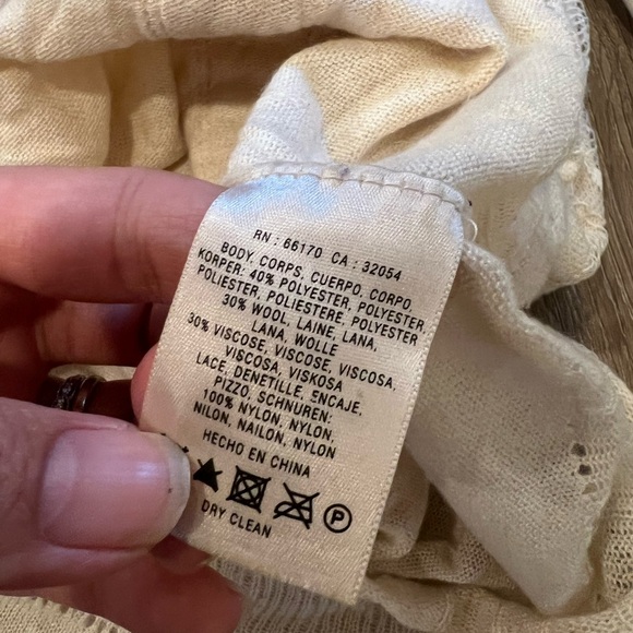 Angle of the North Cream Sweater crochet, braiding and lace appliqués - Picture 8 of 8